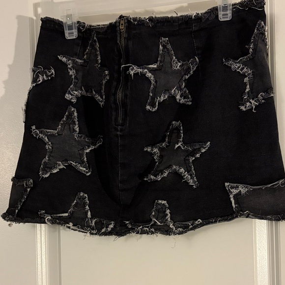 SHEIN Black Distressed Star Mini Skirt - Picture 4 of 4
